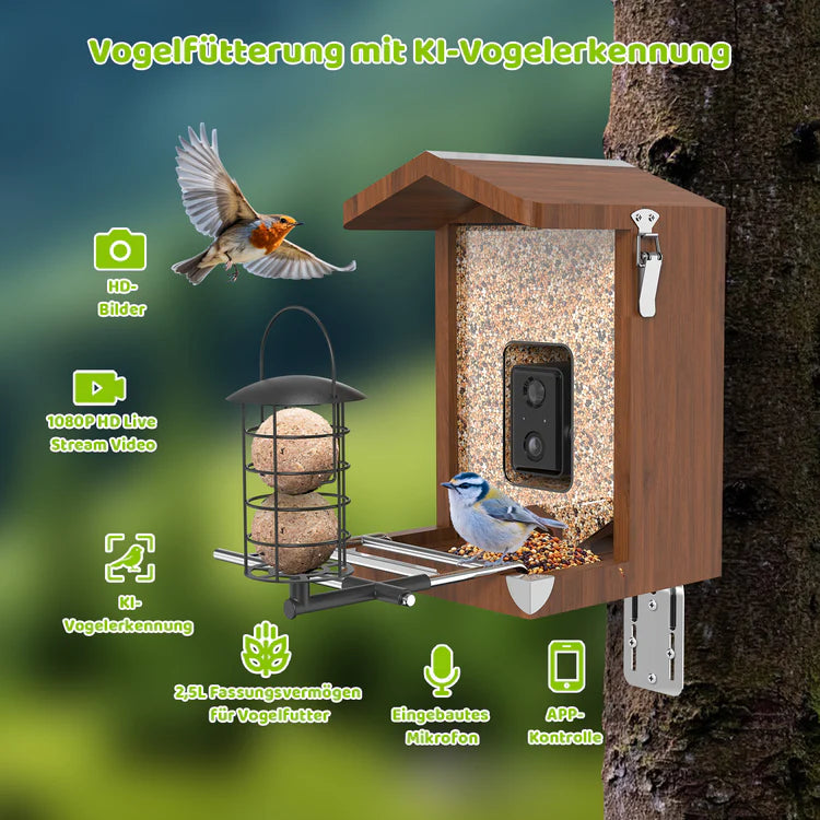 Holz-Vogelfutterstation am Baum mit integrierter Kamera, 2,5-L-Futterbehälter, Vogel am Futterplatz; KI-Vogelkennung, 1080p HD Live-Video, eingebautes Mikrofon und App-Kontrolle.